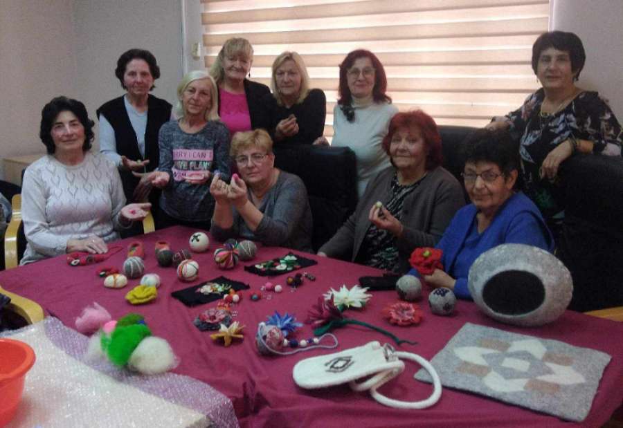 U Udruženju žena „Etno kutak“ iz Kačareva uspešno sprovedena obuka pustovanja vune.