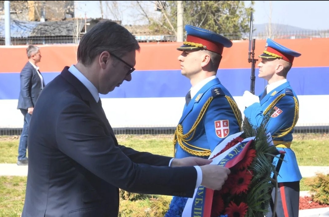 Predsednik Srbije Aleksandar Vučić položio venac na spomenik poginulim borcima u Kruševcu