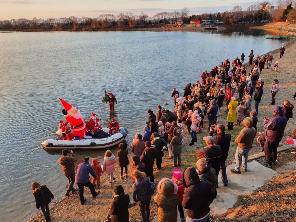 Bela Crkva: Doček Deda Mraza na gradskom jezeru