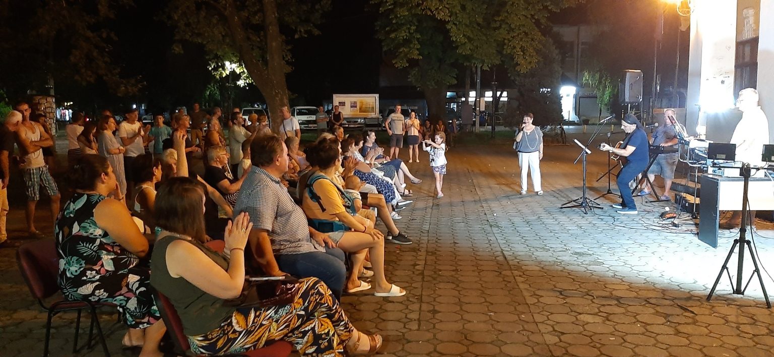 Veliki broj posetilaca na koncertu Nade Popaz u Kačarevu