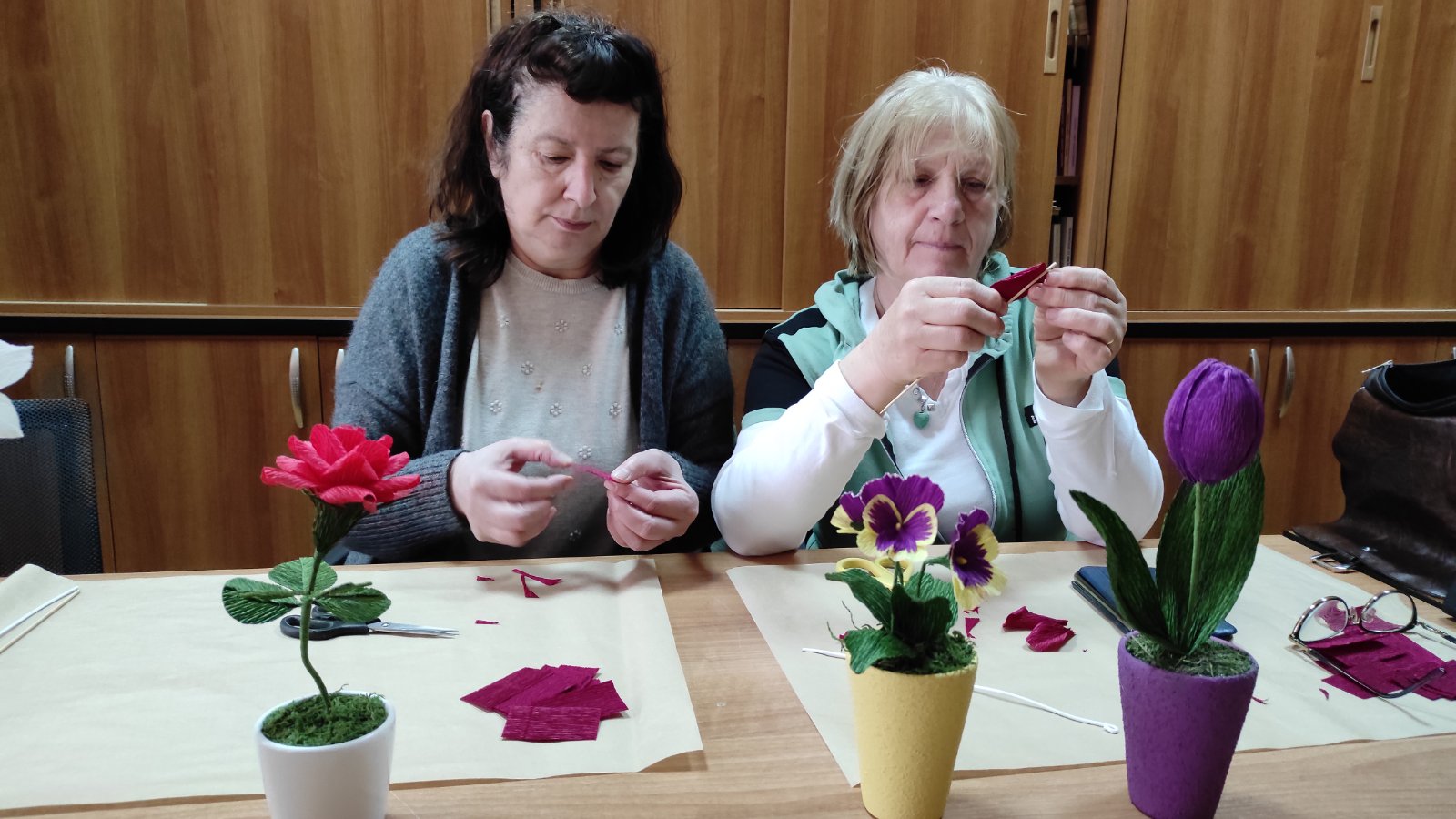 Kačarevo: Održana radionica pravljenja cveća od papira