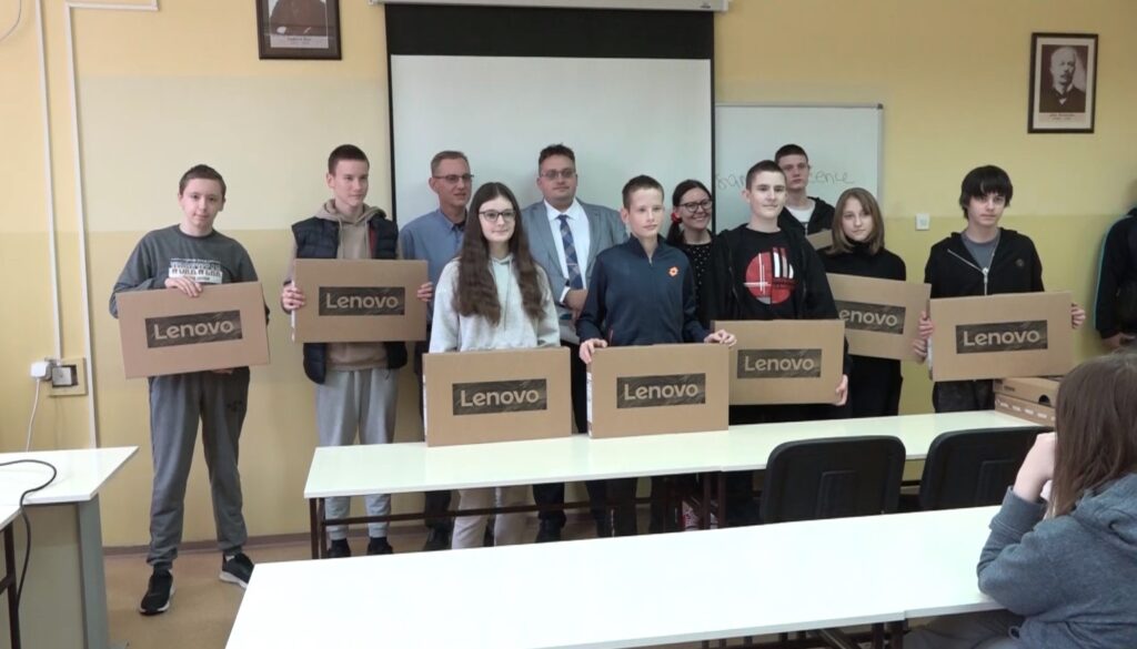 Kovačica: Laptopovi za učenike prvog razreda Gimnazije koji pohađaju nastavu na slovačkom jeziku