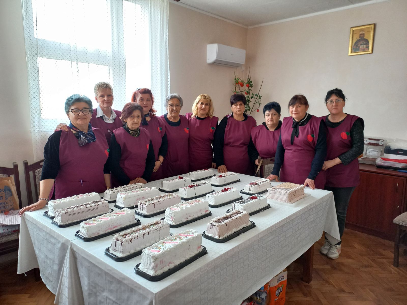 Udruženje žena "Vidovdan" organizovalo manifestaciju "Crepajačka torta"