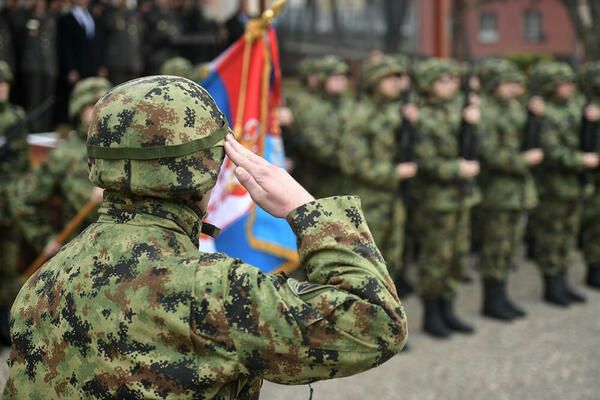 Pripadnici Ministarstva odbrane i Vojske Srbije danas dobijaju uvećanu platu
